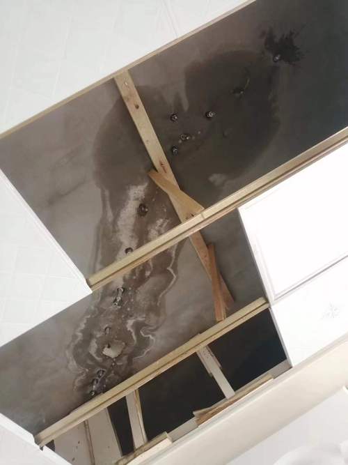 洗手间天花板漏水不砸瓷砖修漏水：补漏价格和保修时间